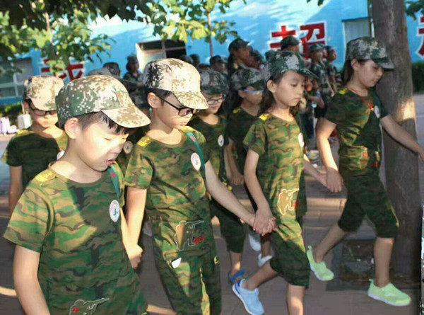 不讓任何伙伴掉隊(duì)，他們緊握對方的手前行
