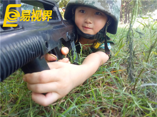 瞄準(zhǔn)目標(biāo)，準(zhǔn)備開(kāi)火