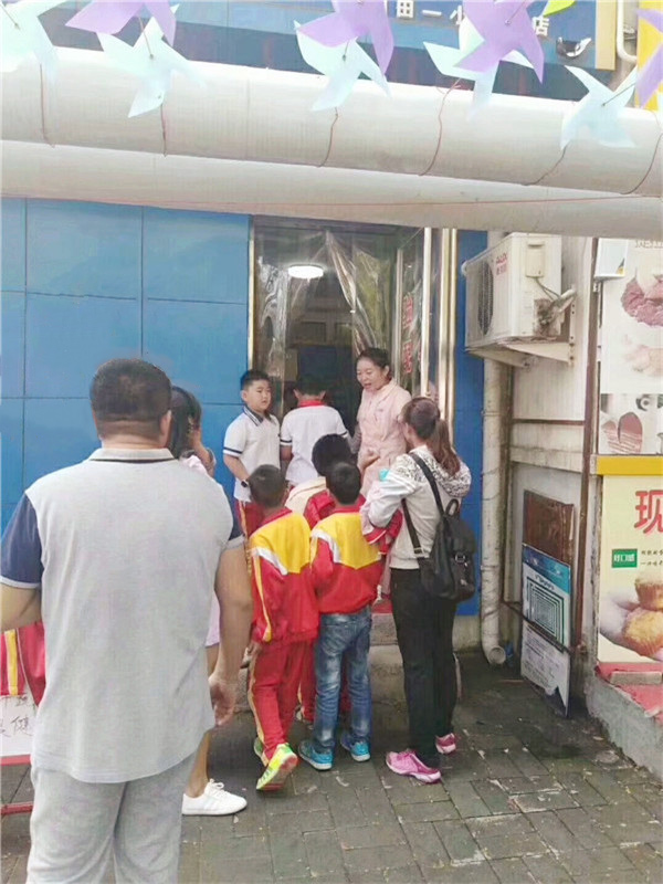 家長帶著孩子進(jìn)店檢查視力，十分熱鬧