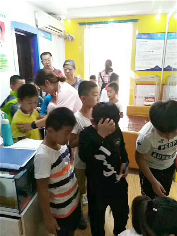 家長帶著孩子進(jìn)店檢查視力，十分熱鬧