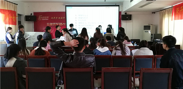 易視界伙伴們認(rèn)真聽(tīng)老師講課
