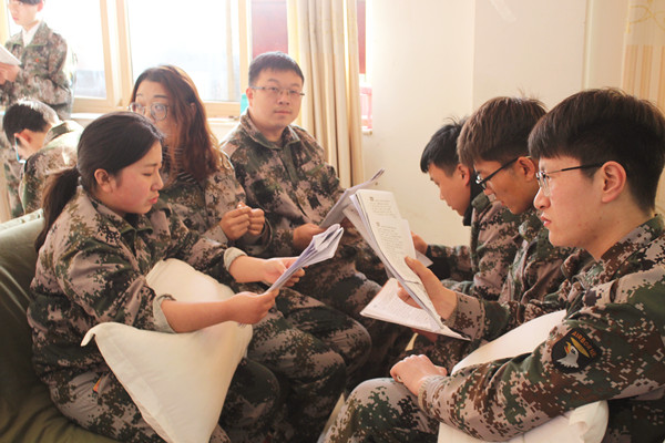 易視界小伙伴們認真學(xué)習中