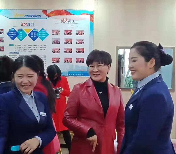 經(jīng)貿(mào)驕子現(xiàn)場與老師交流溝通