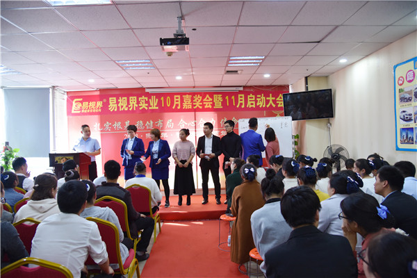 上臺領(lǐng)錢的小伙伴們很開心哦