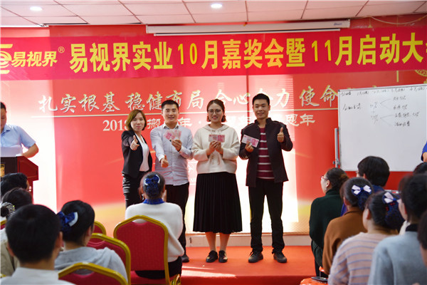上臺領(lǐng)錢的小伙伴們很開心哦