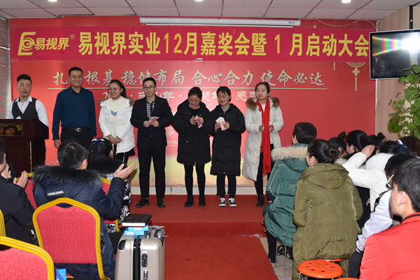 上臺領錢很開心