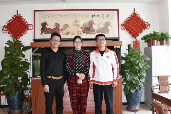 北京雙奧集團尤小龍總裁、中國著名戲歌雙棲明星、66國選美國際皇后王光姣與易視界陶總合影