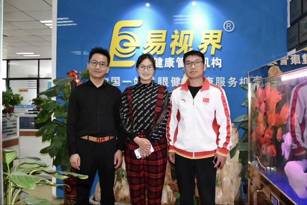 北京雙奧集團尤小龍總裁、中國著名戲歌雙棲明星、66國選美國際皇后王光姣與易視界陶總合影