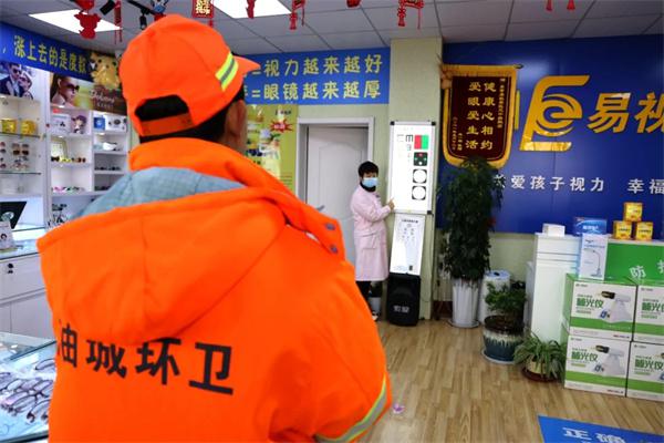 愛心聚焦！易視界300多副老花鏡暖了環(huán)衛(wèi)工人的心！