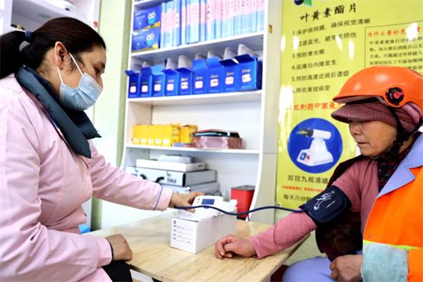 愛心聚焦！易視界300多副老花鏡暖了環(huán)衛(wèi)工人的心！