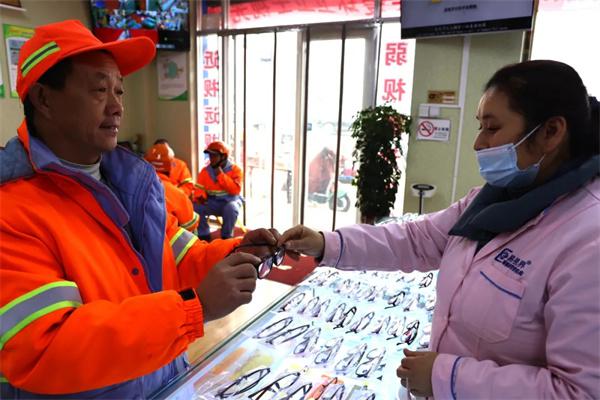 愛心聚焦！易視界300多副老花鏡暖了環(huán)衛(wèi)工人的心！