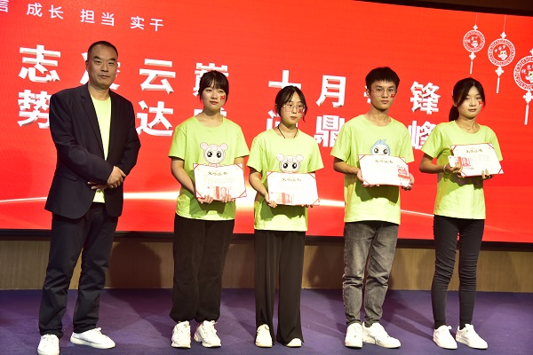 易視界9月服務(wù)之星獲得者上臺領(lǐng)獎