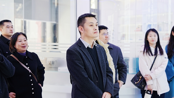 經(jīng)貿(mào)職業(yè)學院校領導們蒞臨易視界訪談