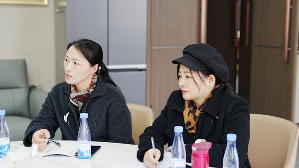 經(jīng)貿(mào)職業(yè)學院校領導們認證聆聽經(jīng)貿(mào)嬌子發(fā)言